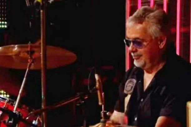 BIVŠI MUZIČAR YU GRUPE U TEŠKOM STANJU: Leži bolestan u kući bez STRUJE I VODE, razbojnici ga OPLJAČKALI! Javno moli za pomoć (FOTO)