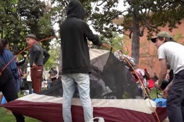 NA PRAVOJ STE STRANI ISTORIJE: Bivši kandidat za predsednika SAD iznenada poslao PREJAKU poruku američkim studentima