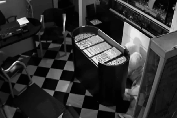 SNIMAK PLJAČKE SRPSKIH PINK PANTERA NA HALKIDIKIJU! Za minut opelješili zlataru i pobegli sa ogromnim plenom! (VIDEO)