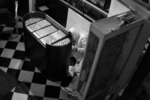 POGLEDAJTE KAKO SRBI "PINK PANTERI" PLJAČKAJU ZLATARU U ATINI! Osvanuo snimak - napravili rupu u zidu, a onda... (VIDEO)