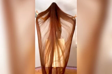 ONA JE VLASNICA NAJDUŽE KOSE NA SVETU! Duga je 2, 57 metara i kada je opere suši je 24 SATA! (VIDEO)