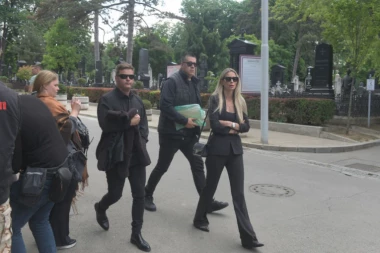 SESTRA POKOJNE BOJANE JANKOVIĆ GRCA U SUZAMA: Stigla na sahranu u pratnji bivšeg supruga!