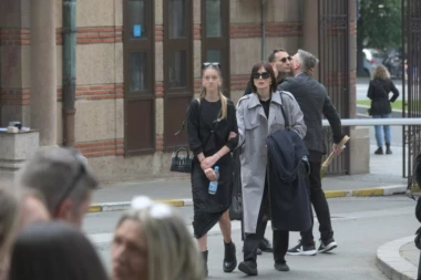 OGNJEN JANKOVIĆ STIGAO SA ĆERKOM NA SAHRANU BIVŠE SUPRUGE: Pod ruku drži Milenu Radulović, ovaj prizor SLAMA SRCA!