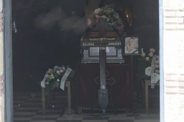 POTRESNE SCENE SE VIDE IZ KAPELE! Čuju se jecaji porodice! Ivana Nikolić van sebe od tuge i bola!