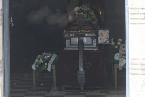 POTRESNE SCENE SE VIDE IZ KAPELE! Čuju se jecaji porodice! Ivana Nikolić van sebe od tuge i bola!