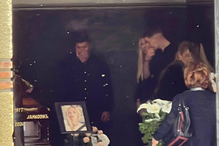 BOJANIN BIVŠI SUPRUG LJUBI KOVČEG! SCENA IZ KAPELE TERA SUZE NA OČI! Ognjen Janković se ne miri sa činjenicom da nje više nema!