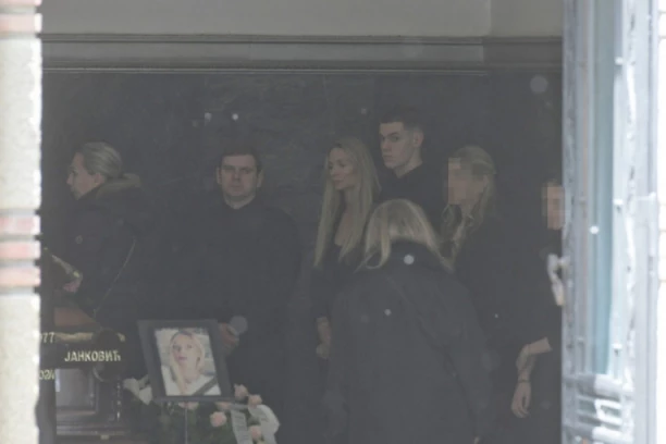 NEPREGLEDNA KOLONA LJUDI ISPRED KAPELE! Prisutni se tužnim rečima opraštaju od Bojane, cveće i venci na sve strane!