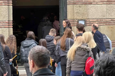 ŠKOLSKI DRUGOVI BOJANINE ĆERKE ISPRATILI VODITELJKU NA VEČNI POČINAK: Ovaj prizor ledi krv u žilama, niko nije mogao ni zamisliti šta će se dogoditi!