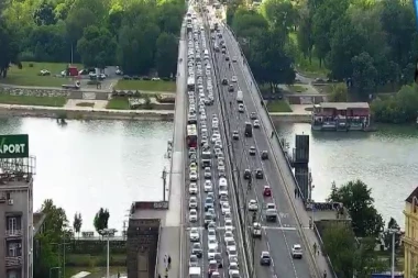 PAKLENE GUŽVE U BEOGRADU! Gde god da krećete, naoružajte se strpljenjem, SKORO SVI DELOVI GRADA PARALISANI! (FOTO, VIDEO)