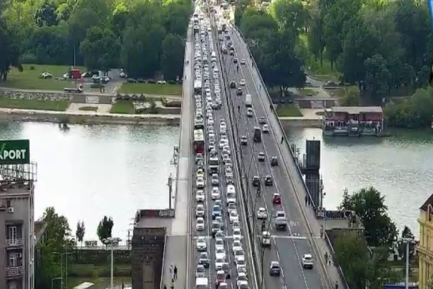 PAKLENE GUŽVE U BEOGRADU! Gde god da krećete, naoružajte se strpljenjem, SKORO SVI DELOVI GRADA PARALISANI! (FOTO, VIDEO)