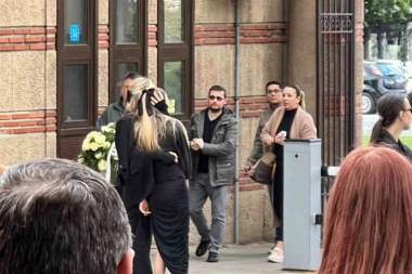 ĆERKA POKOJNE BOJANE JANKOVIĆ SE SRUŠILA NA MAJČINOJ SAHRANI: Ivana je iznela iz kapele, Milena Radulović otrčala po pomoć!
