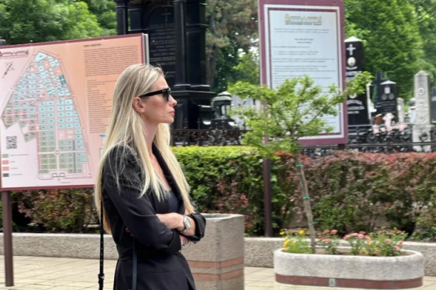 POSLE SAHRANE BOJANE JANKOVIĆ, NEPOZNATI MUŠKARAC DOŠAO SAM NA GROB! Čudan detalj privukao pažnju, ostavio i posvetu! (FOTO)