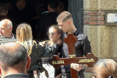 PRETUŽNA SCENA! ĆERKA NOSI SLIKU, A SESTRIĆ KRST! Povorka krenula posle opela da Bojanu isprati na večni počinak! (VIDEO)