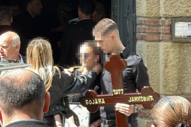 PRETUŽNA SCENA! ĆERKA NOSI SLIKU, A SESTRIĆ KRST! Povorka krenula posle opela da Bojanu isprati na večni počinak! (VIDEO)