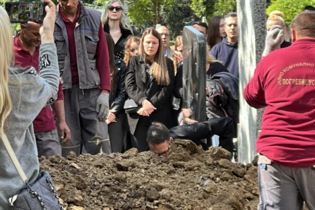 BOJANA JANKOVIĆ SAHRANJENA UZ PESMU "VIVA LA VIDA"! Jecaji na Novom groblju, okupljeni bacali cveće na sve strane! (FOTO)