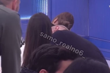 ZA OVO VAM TREBA JAK ŽELUDAC! Ša uvukao glavu pod Mioninu majicu, pa krenuo da je obasipa poljupcima, njoj se ZGADIO život!