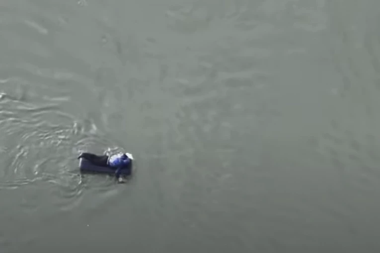 UKRAJINAC POKUŠAO DA PREĐE U MOLDAVIJU NA DUŠEKU I TAKO IZBEGNE MOBILIZACIJU! Raskrinkao ga snimak drona, svi trljali oči u neverici! (VIDEO)