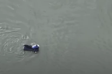 UKRAJINAC POKUŠAO DA PREĐE U MOLDAVIJU NA DUŠEKU I TAKO IZBEGNE MOBILIZACIJU! Raskrinkao ga snimak drona, svi trljali oči u neverici! (VIDEO)