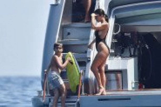 U 44. DOBILA 4. DETE I BEZ BLAMA SE SKINULA U BIKINI - I SVI SU ODLEPILI