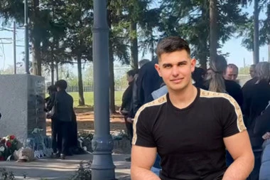 GODIŠNJI POMEN ZA UBIJENE U DUBONI I MALOM ORAŠJU! Potresne scene na mestu gde je Uroš Blažić ispalio SMRTONOSNE RAFALE: Roditelji žrtava kukaju i jecaju na sav glas! (VIDEO)