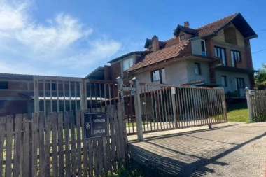 EVO KAKO IZGLEDA KUĆA UROŠA BLAŽIĆA GODINU DANA NAKON MASAKRA: Ovde je živeo masovni ubica iz Dubone pre nego što je napravio krvavi pir! (FOTO)