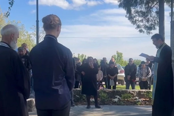 "PESMA PREKINUTA BEZUMNIM PUCNJIMA, RADOST KUKNJAVOM I LELEKOM..." Potresan govor sveštenika na pomenu ŠESTORICI MLADIĆA iz Malog Orašja koje je ubio Uroš Blažić! (VIDEO)