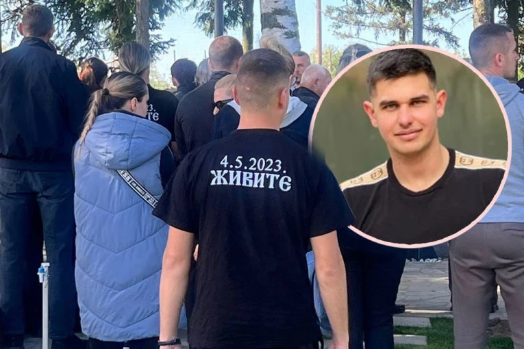 TUŽAN DETALJ NA ODEĆI PRISUTNIH NA POMENU ŽRTAVA UROŠA BLAŽIĆA: "Ne zaboravi da tu je, zemljom tvoje korake čuje" (FOTO)
