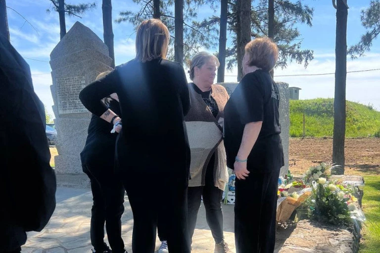 MAJKE UBIJENIH MLADIĆA ZAGRLJENE NA MESTU GDE IM JE MONSTRUM UBIO NAJMILIJE! Potresne scene kidaju dušu, zajedno u najvećem bolu! (FOTO/VIDEO)