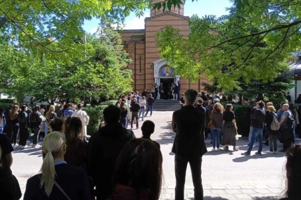 JECAJI MAJKI UBIJENE DECE U RIBNIKARU! Na Novom groblju molitva za žrtve masakra Koste Kecmanovića