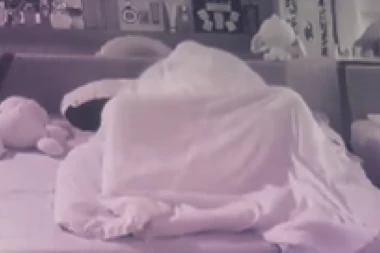 UKUĆANI PRISUSTVOVALI MAJINOM I STANISLAVOVOM IŽIVLJAVANJU POD POKRIVAČEM: Krofak van kontrole, ona ga molila da ukoči!