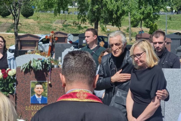 POTRESAN GOVOR MIRKA KODIĆA NA GROBU SINA! Harmonikaš se slomio pred svima, Aleksandrova majka grcala u suzama! (VIDEO)