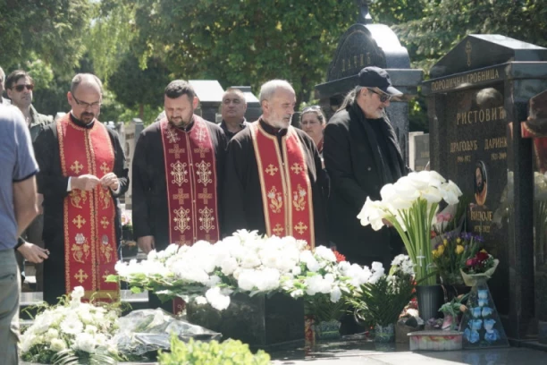 ODRŽAN POMEN VIDOJU RISTOVIĆU! MIŠA GROF SE POJAVIO SINU NA GROBU, svima privukao pažnju neobičan detalj! (FOTO)