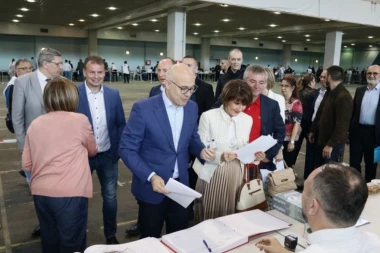 HILJADE LJUDI ČEKA U REDOVIMA! Počelo prikupljanje potpisa za listu “Aleksandar Vučić – Novi Sad sutra” na lokalnim izborima! SAJAM U NOVOM SADU KRCAT! (VIDEO/FOTO)