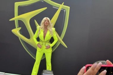 KARLEUŠA NAPRAVILA HAOS U BEOGRADU NA VODI: Kad se pojavila TRESLA SE ZEMLJA, bujni dekolte mami uzdahe!