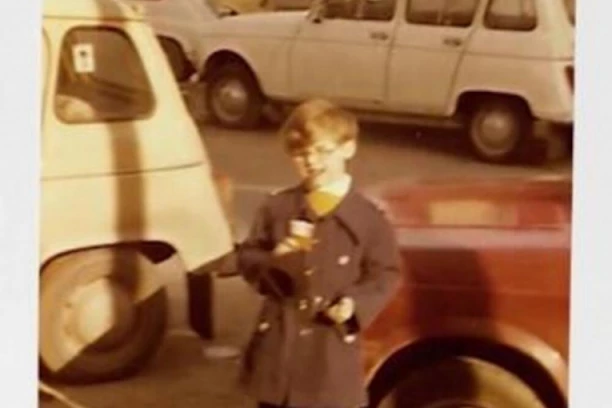 PA OVO JE HIT! Danas važi za jednog od NAJZGODNIJIH MINISTARA, a kao klinac jeo iz šerpe! DA LI BISTE GA PREPOZNALI? (VIDEO+FOTO)