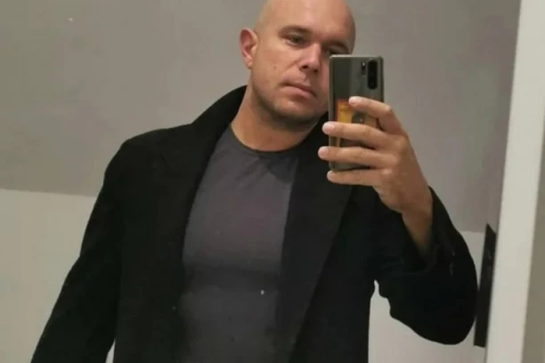 PEVAČ U DVORIŠTU ČUVA PRAVOG VUKA: Svi su mislili da se šali, a onda je usledio ŠOK!