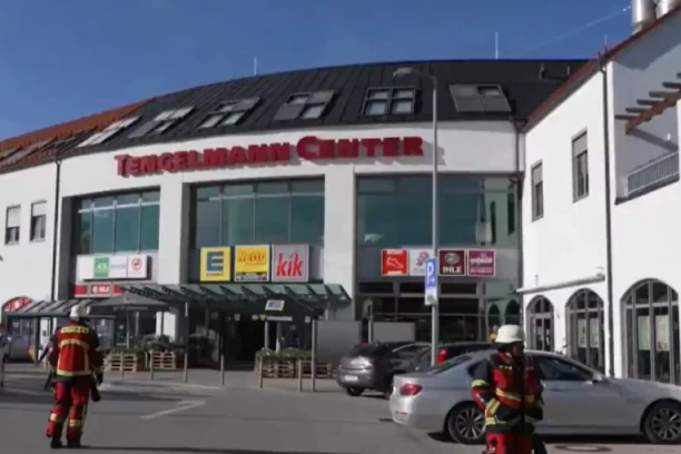 POMAHNITALI RUS VITLAO NOŽEM PO TRŽNOM CENTRU: Smrtno stradala dva Ukrajinca, oglasila se policija (VIDEO)