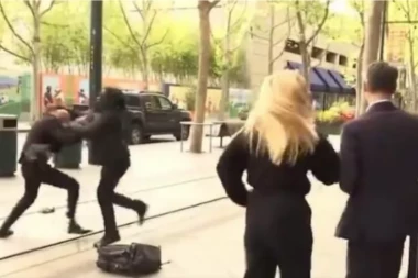 HIT SNIMAK! Prekinuo intervju gradonačelnika, pa se potukao sa obezbeđenjem (VIDEO)