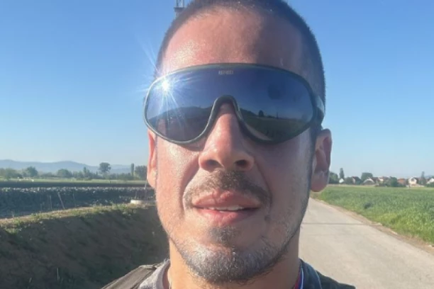 DVE PLAVUŠE PRESRELE NIKOLU ROKVIĆA NA PUTU ZA GRČKU: Pevač doživeo ŠOK osmog dana pešačenja (FOTO)