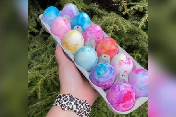 OFARBAJTE USKRŠNJA JAJA U PENI ZA BRIJANJE: Boje su kao da su izašle iz DUGE, a veoma je prosto (VIDEO)