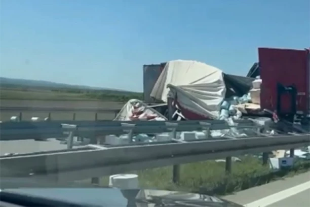 JEZIVA NESREĆA KOD KOVILJA! Sudarili se kamioni, jedan TOTALNO UNIŠTEN, roba koju je prevozio razbacana po auto-putu! (VIDEO)