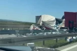 JEZIVA NESREĆA KOD KOVILJA! Sudarili se kamioni, jedan TOTALNO UNIŠTEN, roba koju je prevozio razbacana po auto-putu! (VIDEO)