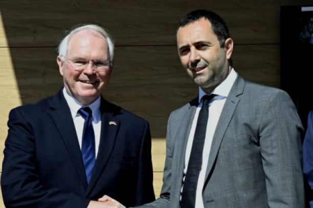 Divac i Hil obišli radove na razminiranju terena aerodroma "Ponikve"