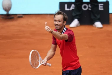 NE MOŽE BEZ FRKE: Medvedev ponovo ušao u klinč sa sudijom - potpuni haos na madridskom Mastersu! (VIDEO)