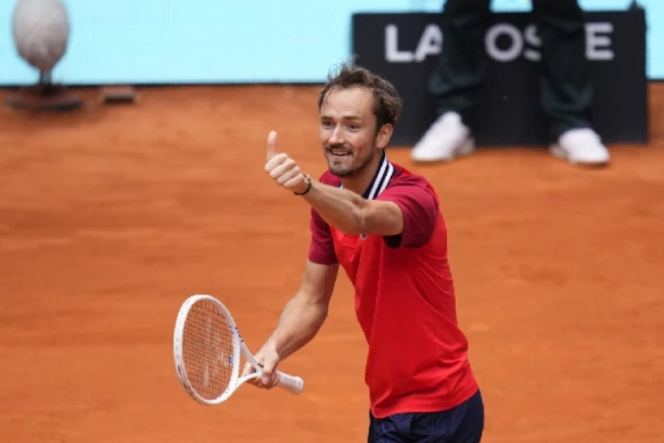 NE MOŽE BEZ FRKE: Medvedev ponovo ušao u klinč sa sudijom - potpuni haos na madridskom Mastersu! (VIDEO)