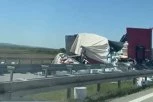 DETALJI TEŠKE SAOBRAĆAJNE NESREĆE KOD KOVILJA: Poznato stanje povređenog vozača kamiona (VIDEO)