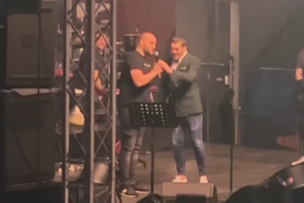 ACO PEJOVIĆ HITNO PREKINUO KONCERT: Nepoznata osoba SKOČILA na binu, pevač ŠOKIRAN odmah reagovao! (VIDEO)