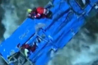 PUTNIČKI AUTOBUS PAO U REKU, ČETIRI OSOBE POGINULE! Horor na putu, vozač je iznenada sleteo s mosta!