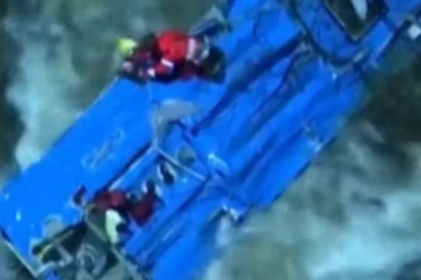 ŠKOLSKI AUTOBUS SLETEO U REKU, NAJMANJE ŠESTORO MRTVIH! Strava na putu, policija i hitna pomoć spasavaju preživele