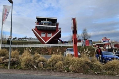 TURISTIČKA ATRAKCIJA! Kuća okrenuta naopačke! Pogledajte kako izgleda ova nestvarna scena! (FOTO)